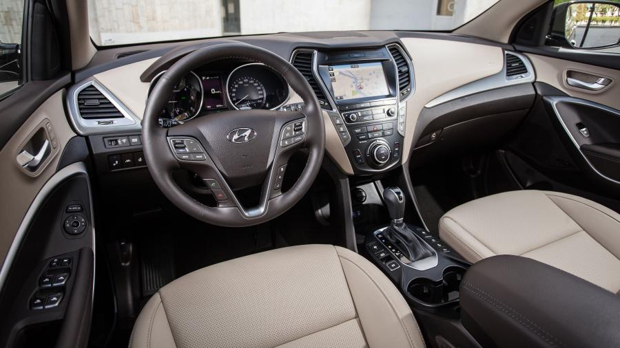 Интерьер Hyundai Grand Santa Fe (DM) 2016 года  (фото 16 из 40)